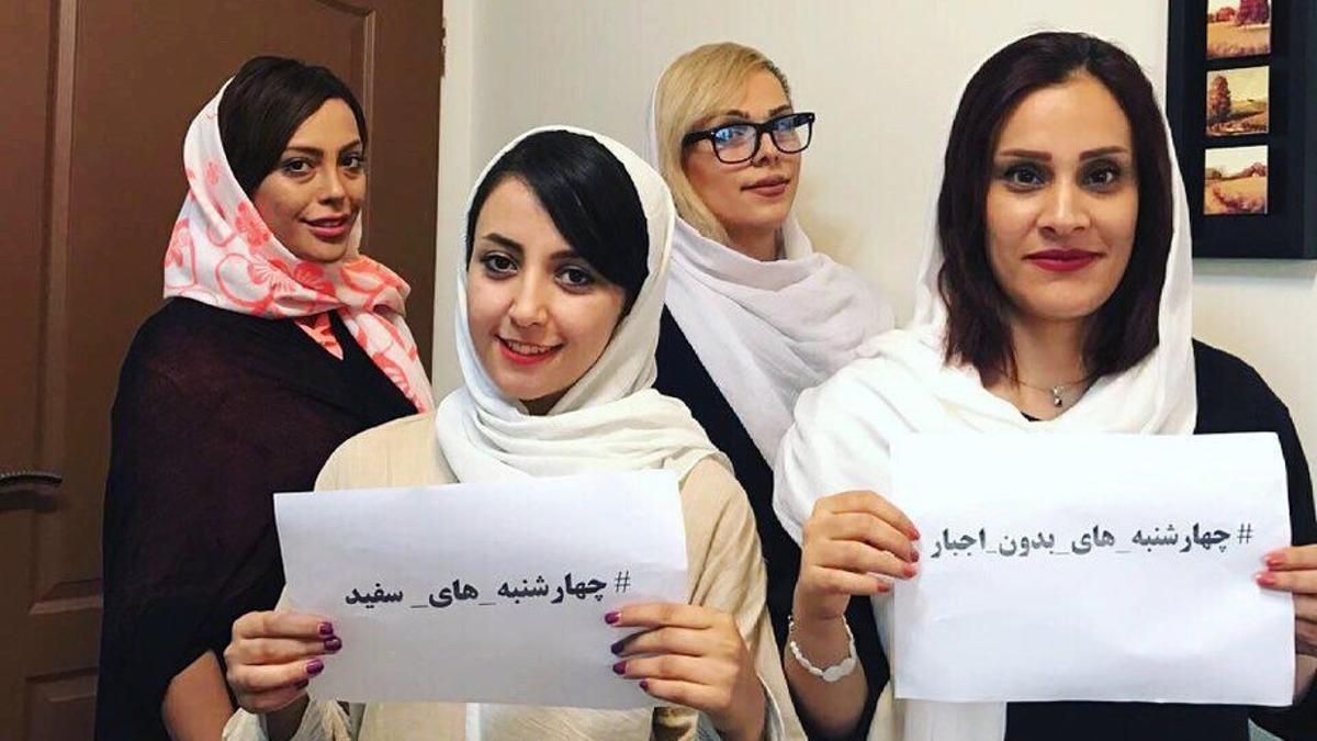 Protesta de varias mujeres contra el hijab obligatorio en sus puestos de trabajo, en Teherán, el 21 de junio.