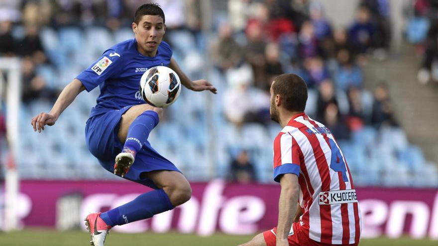 Barrada controla el balón ante un jugador del Atlético.