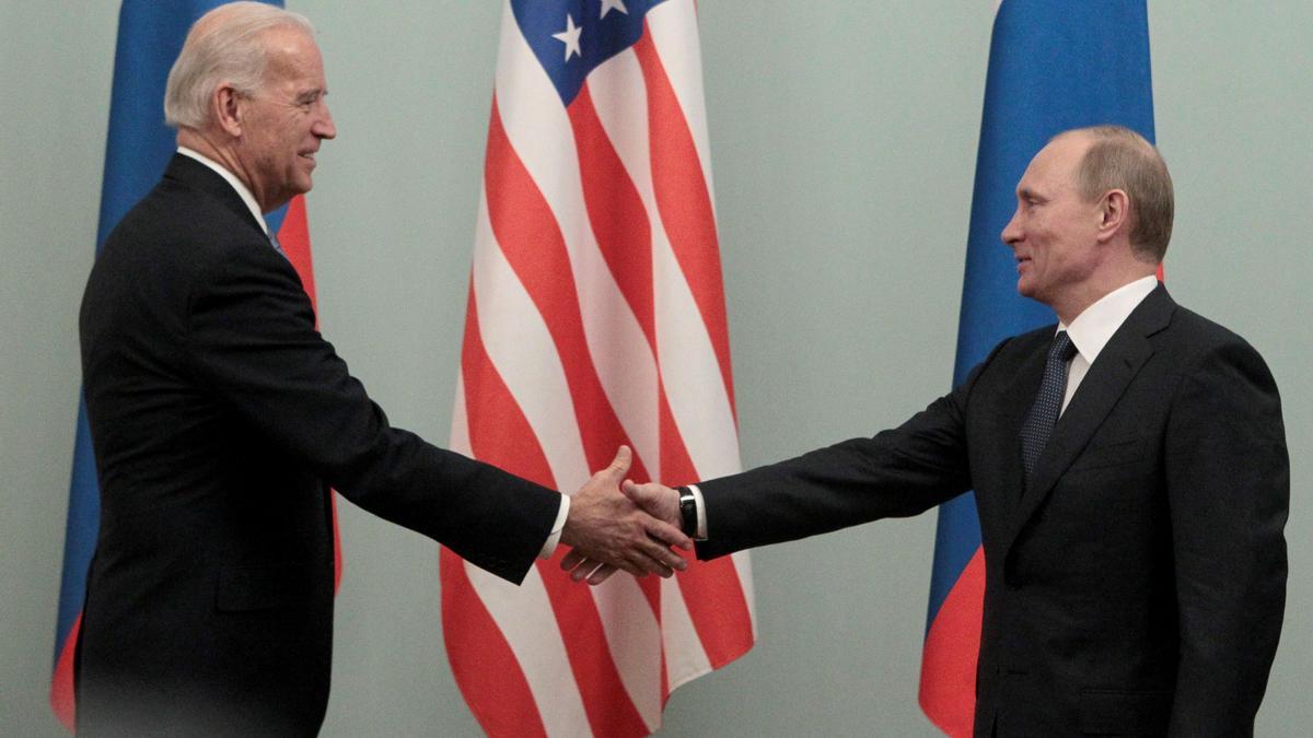 Biden y Putin se saludan, en una imagen de archivo.