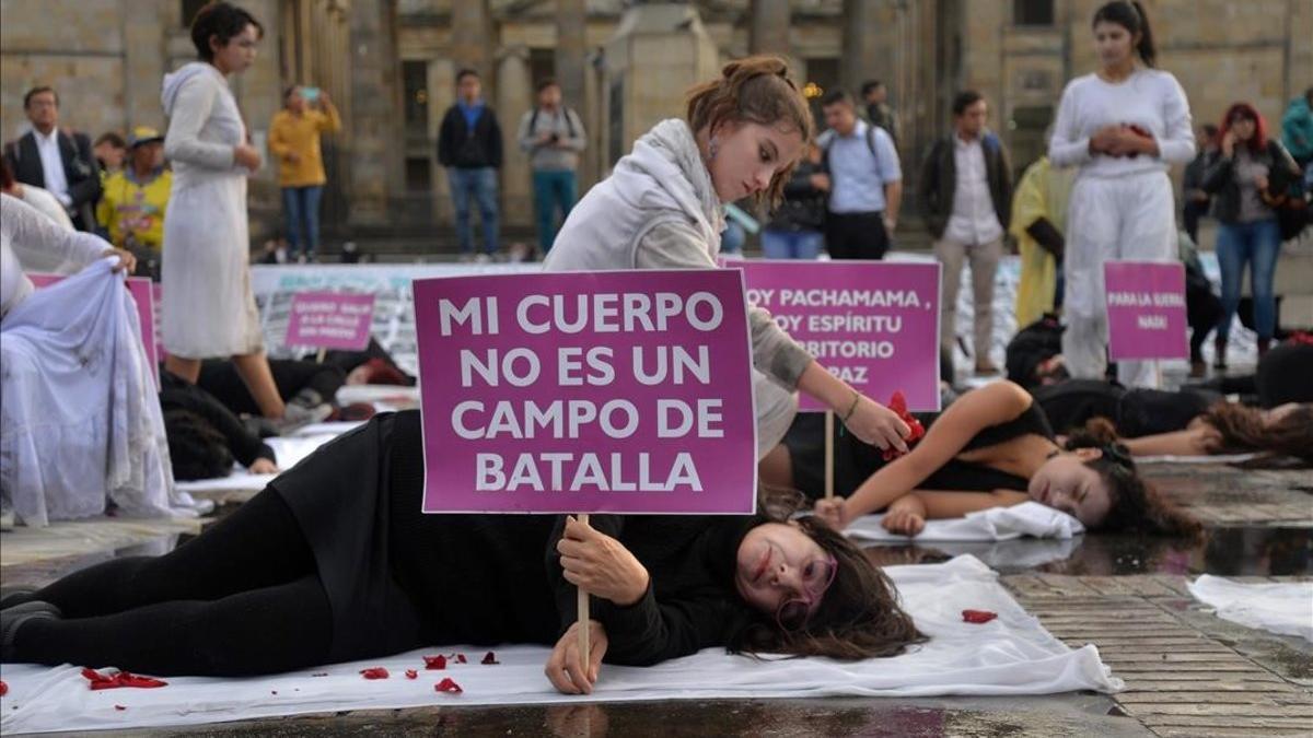 Mujeres se manifiestan contra la violencia machista en Bogotá.