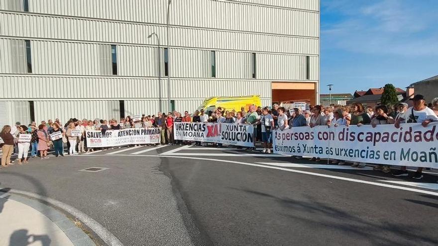 Más de 200 personas en la concentración silenciosa ante el nuevo centro de salud de Moaña para exigir el PAC