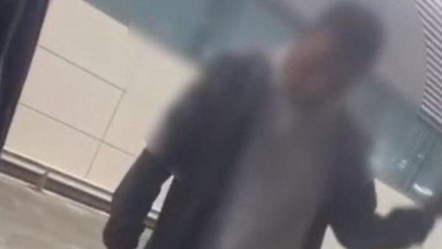 Vídeo: Los piratas hacen su agosto con la lluvia ante la falta de taxis