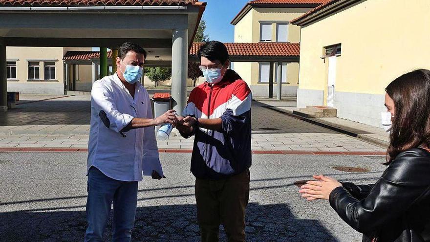 Alumnos de un instituto portugués se desinfectan las manos y portan mascarillas para sus clases. // EFE