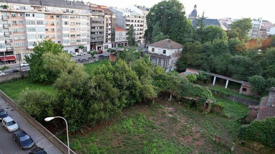 Una vista de los terrenos que el Concello pretende expropiar para ampliar los jardines. // Bernabé / Cris M.V.