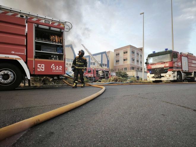 Incendio en una nave industrial en Güímar