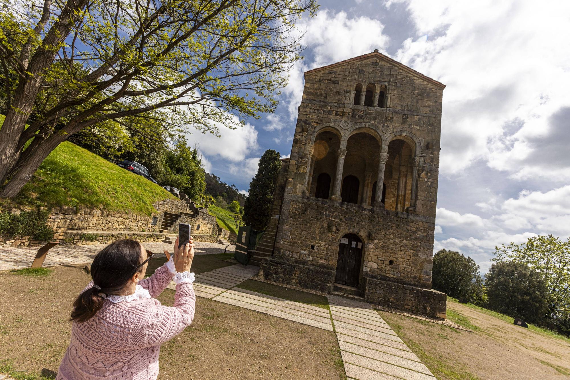 En imágenes | Visitas de turistas a Santa María del Naranco, tras las novedades sobre su origen