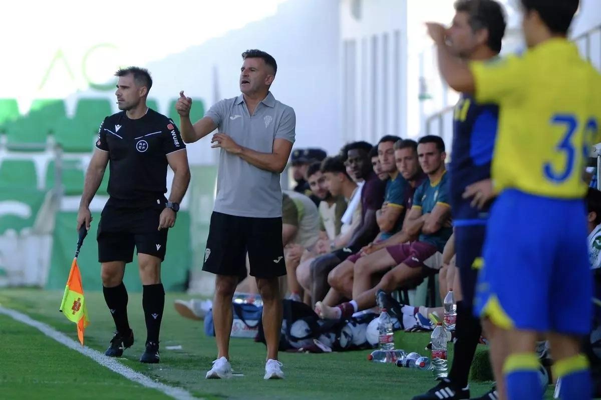 Iván Ania da instrucciones durante el encuentro.