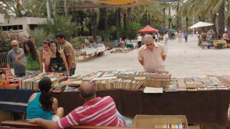 Cada domingo, en el mercadillo se puede encontrar todo tipo de objetos antiguos.