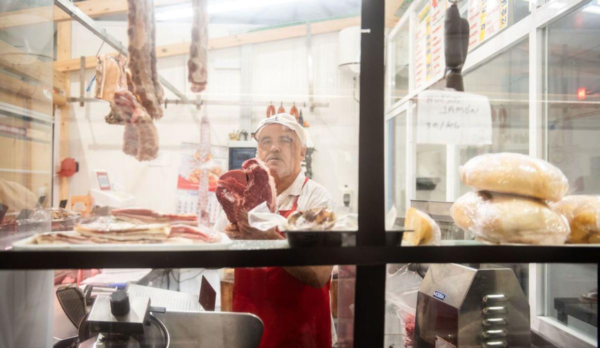 Javier Abeleira, en su carnicería, este viernes. | Casteleiro