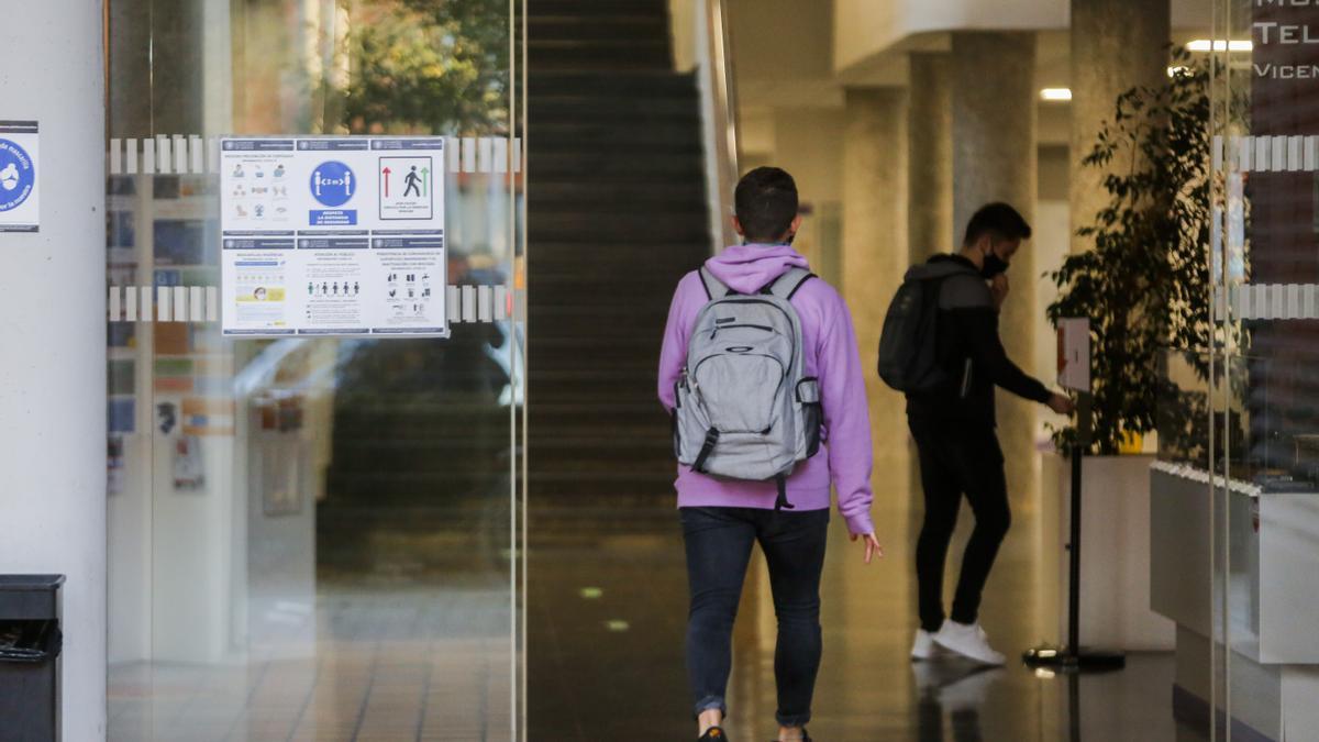 Estudiantes, en la universidad.