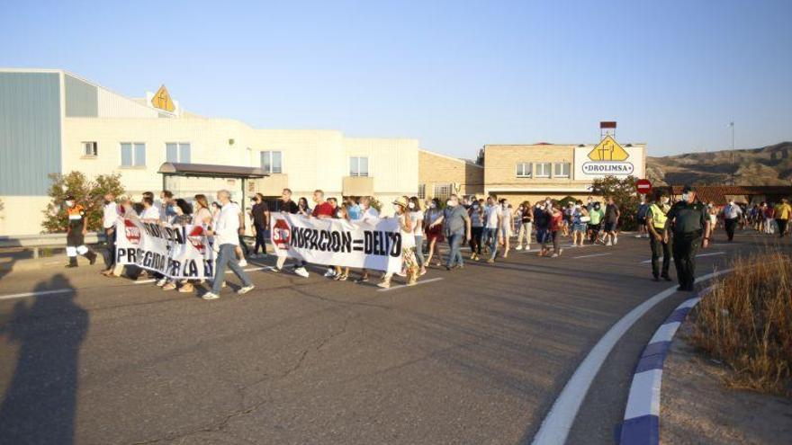 Los vecinos de Cadrete se manifiestan para pedir una ley que penalice a los okupas