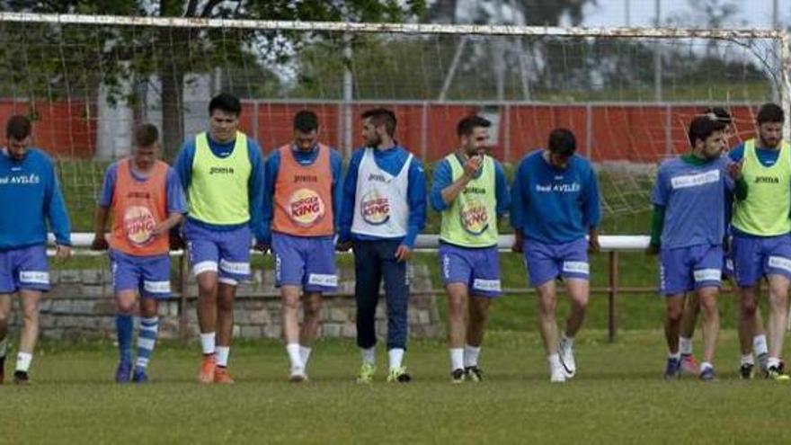 Los jugadores avilesinos trasladan una portería en Mareo.