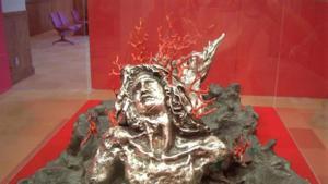 La obra Dios Solar emergiendo de las aguas de Okinawa.