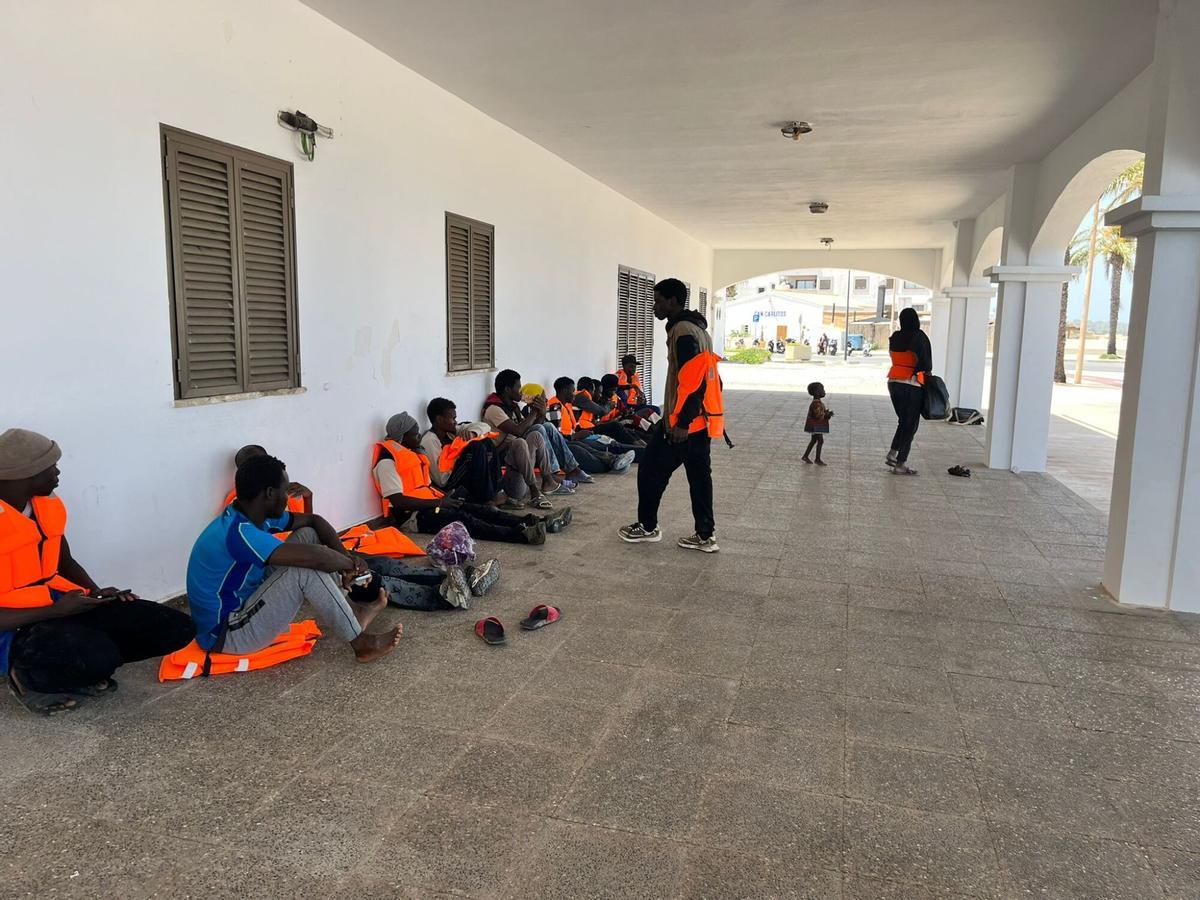 Imagen de archivo de un grupo de migrantes llegados a la costa de Formentera.