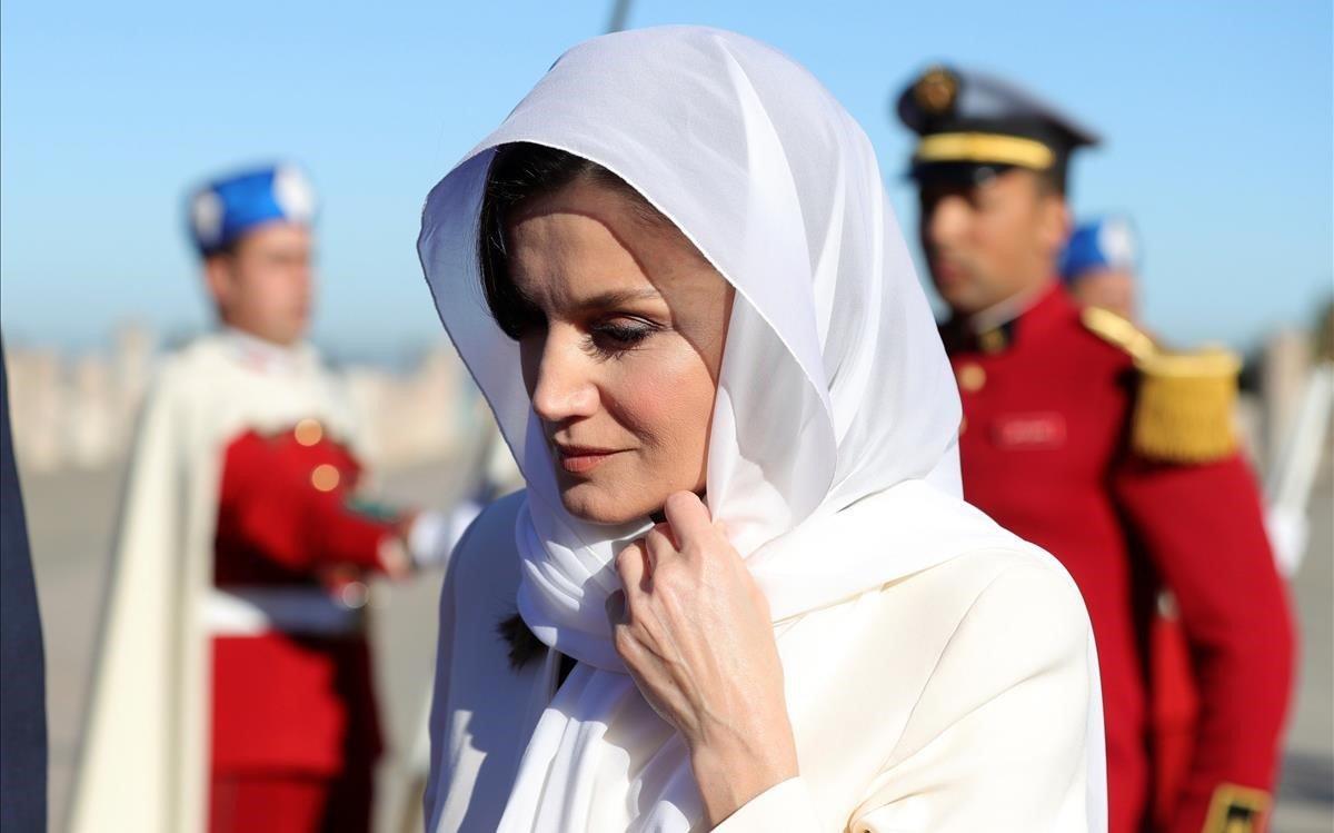 Ofrenda floral de la reina Letizia en el Mausoleo donde están las tumbas de Mohamed V y Hasan II en Rabat durante la segunda jornada de la visita de Estado de los reyes a Marruecos.