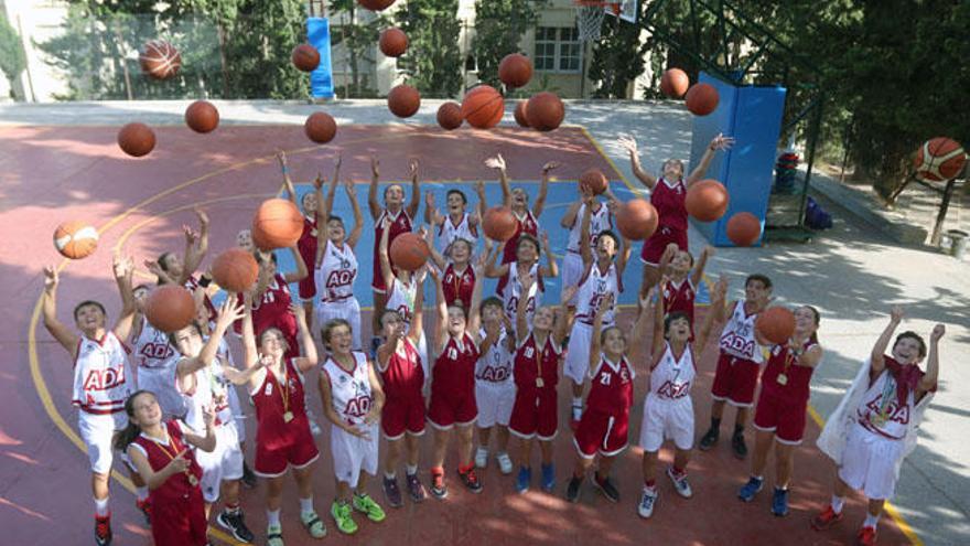 Los dos equipos, los mejores en categoría alevín de España, lanzan al aire las pelotas de baloncesto en el campo del Colegio de La Asunción, en la tarde del pasado jueves.