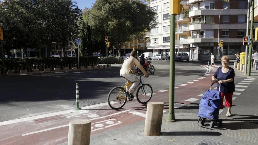 Un ciclista estrena el carril bici que rodea la plaza Miquel Dolç, en Son Gotleu.