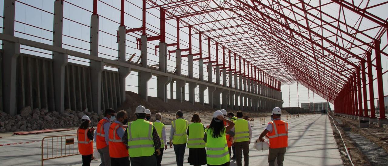 La futura nave cerrada para los graneles en el puerto es una de las pocas obras en marcha