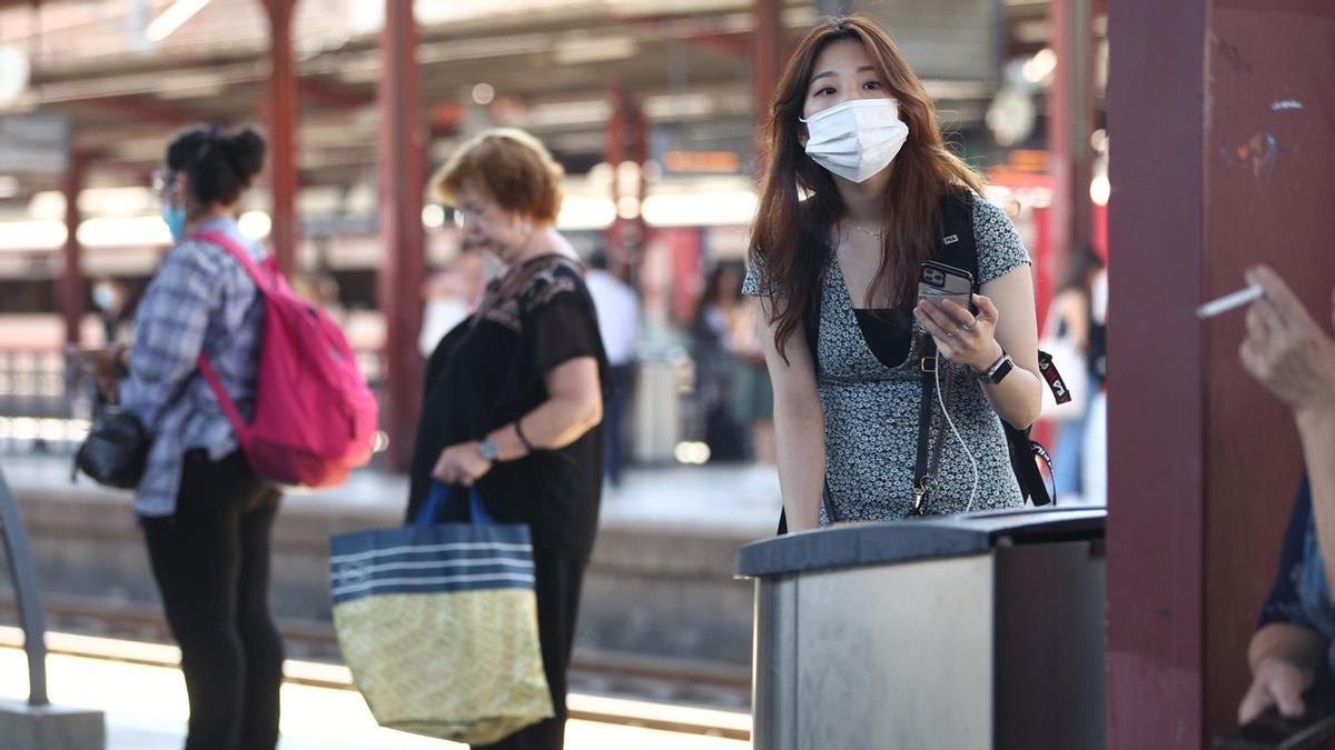 Una persona con mascarilla en el andén de la estación de tren de Chamartín, en Madrid.