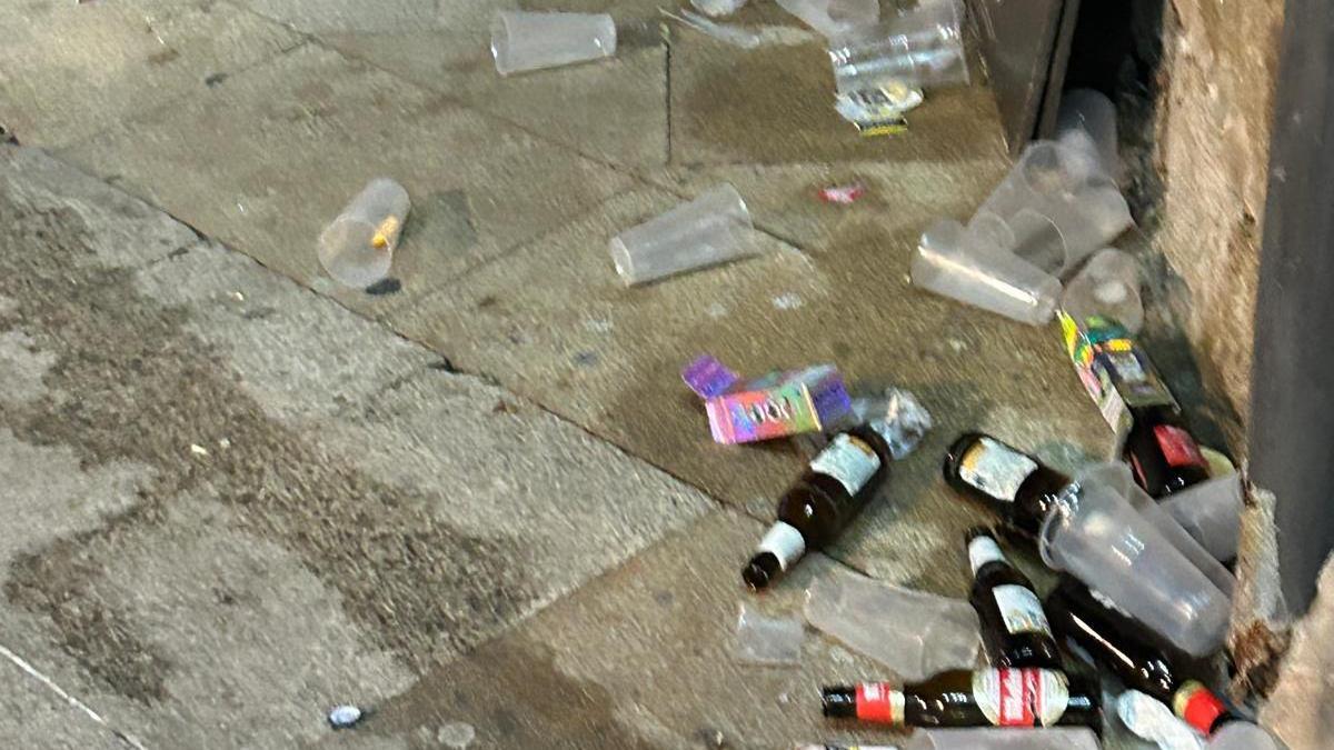 Consecuencias de la Nochebuena en Plasencia: Intramuros denuncia que el centro es un basurero y un urinario.