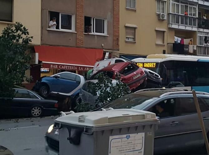 Un autobús de la EMT embiste media docena de coches en Héroe de Sostoa.