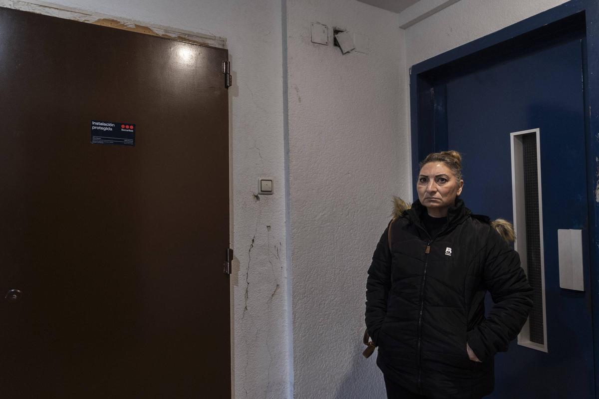 Nieves, en la puerta de la que fue su vivienda durante 10 años.