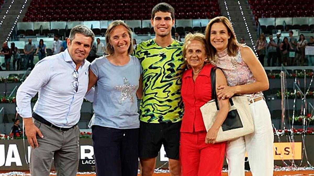 Carlos Alcaraz junto a su abuela Victoria Escandón, y el resto de su familia tras ganar el Mutua Madrid OPen 2023.