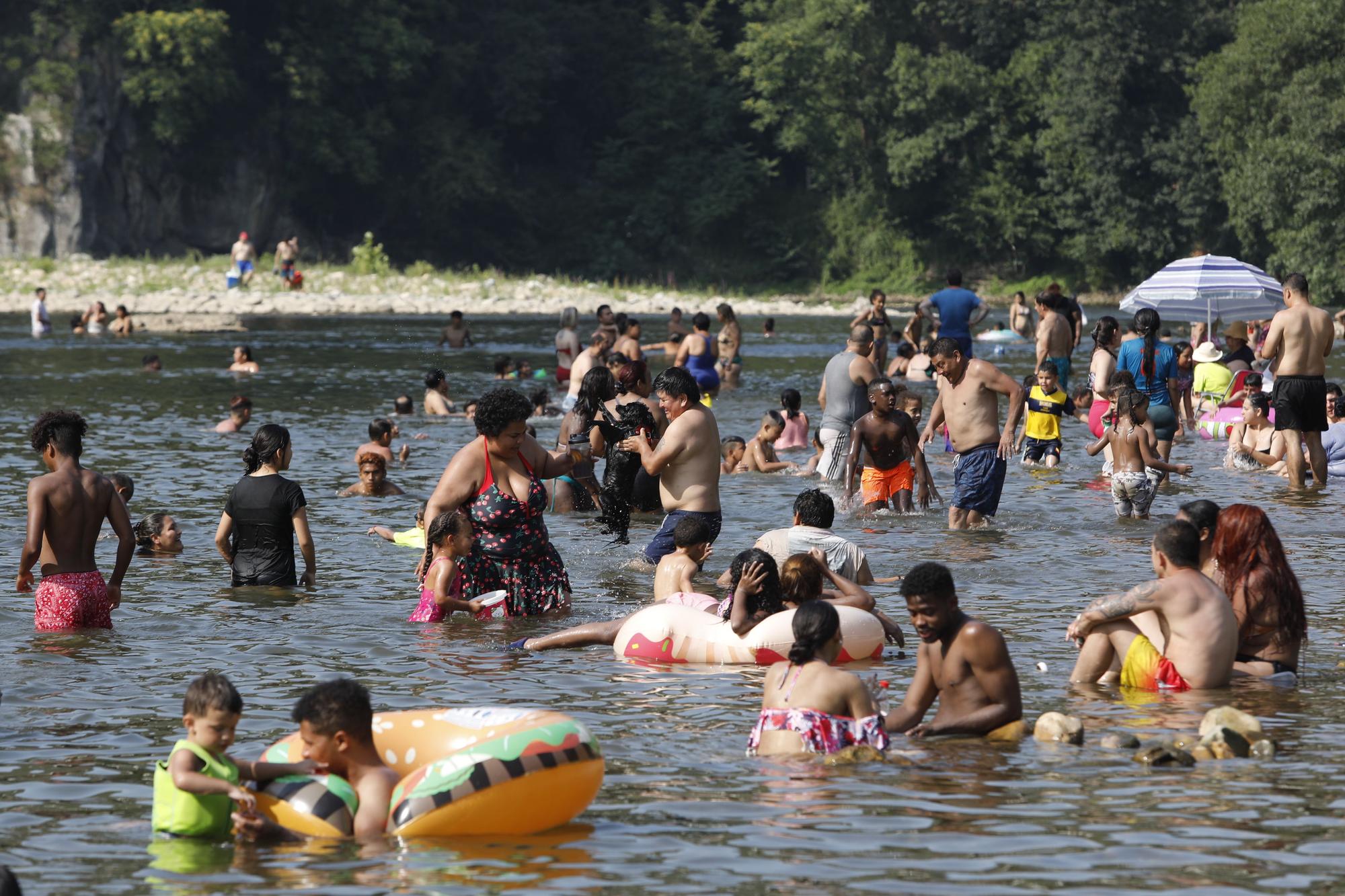 Oviedo se refresca de la ola de calor en Las Caldas