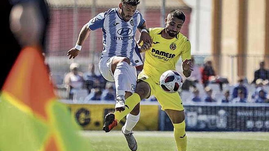 Kike LÃ³pez controla el balÃ³n ante un rival durante el encuentro del domingo en Son Malferit.