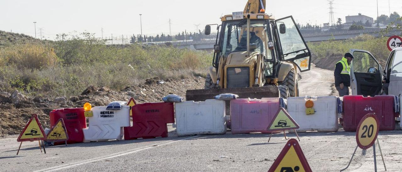 Un ciclista accede a las Atalayas por la entrada sur del polígono. | PILAR CORTÉS