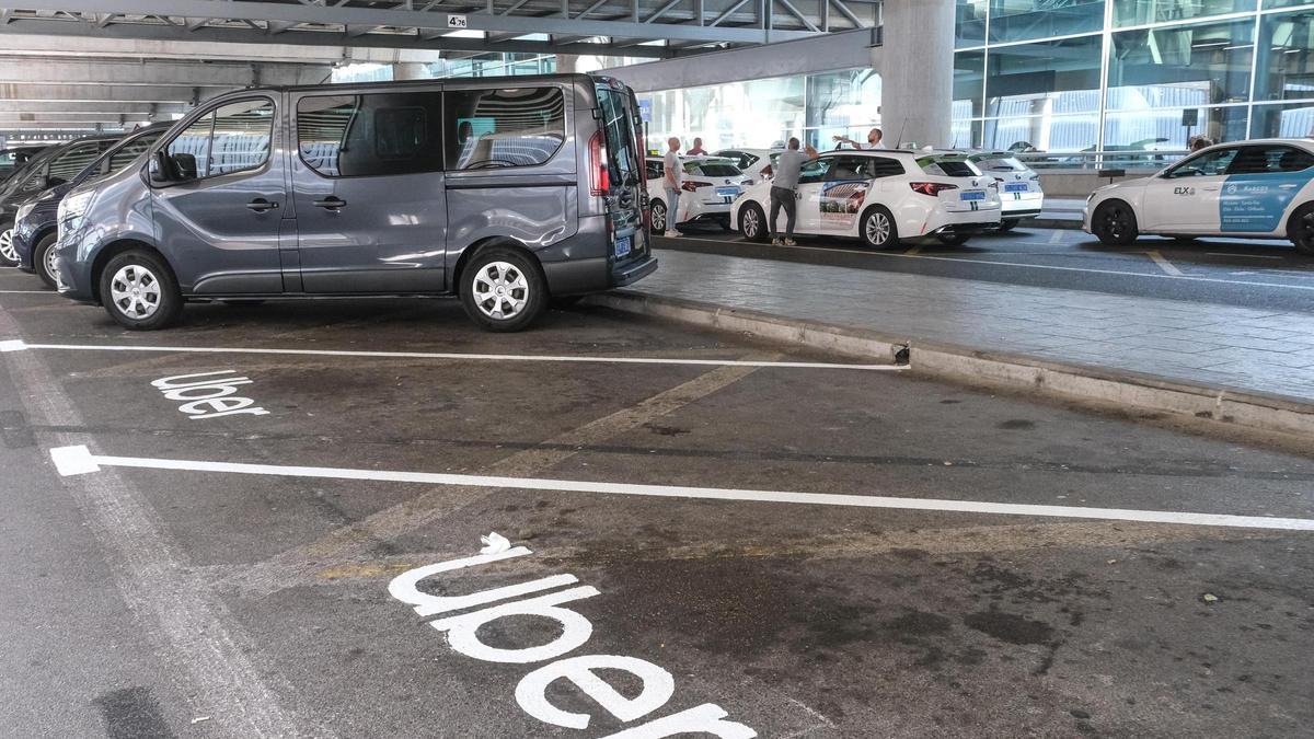 Parada de Uber en el aeropuerto de Elche, cuyos pasajeros son los mejor valorados de España