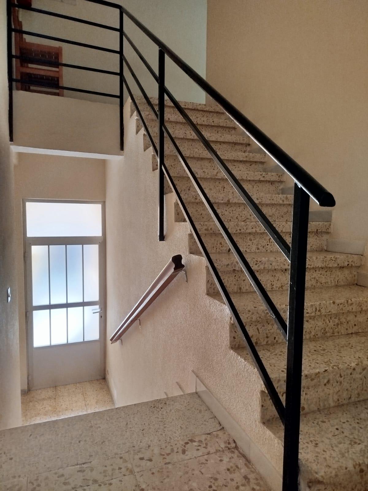 Imagen de los tramos de escalera para acceder alñ Ayuntamiento de Gallegos del Río.