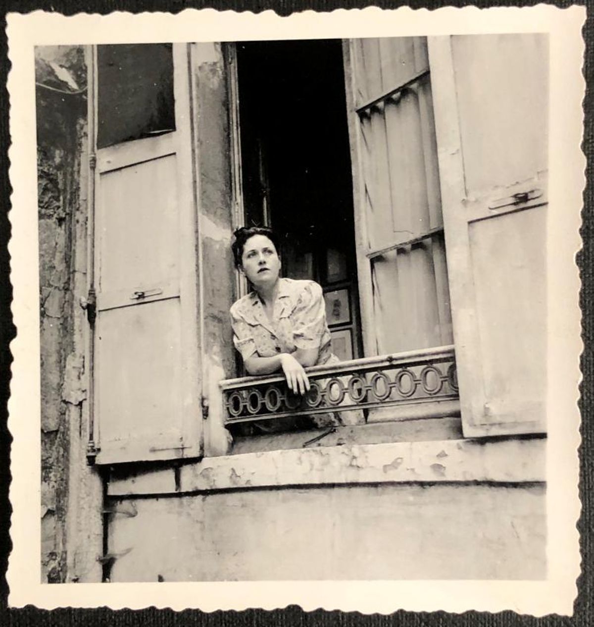 Autorretrato de Dora Maar mirando por la ventana de su estudio (1937).