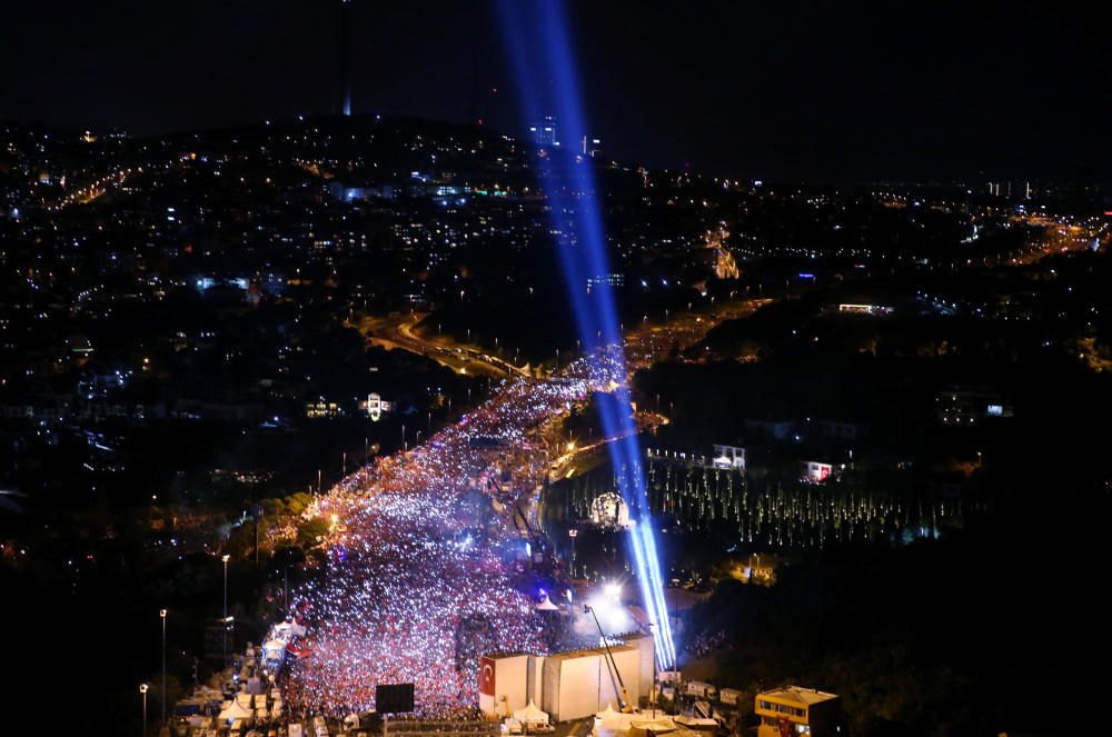 Multitudinaria marcha en Estambul en