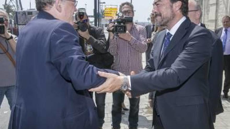 El primer saludo de Puig con Barcala como alcalde.