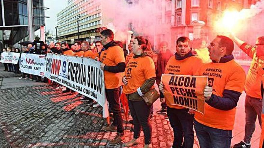 Trabajadores de Alcoa, ayer, a las puertas del mitin de Feijóo en Palexco.