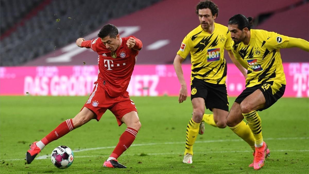 Lewandowski dispara ante la mirada de Hummels y Emre Can