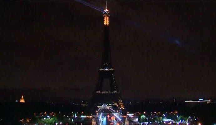 La Torre Eiffel también apagó este jueves sus luces.