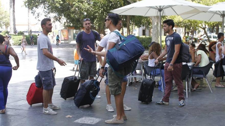 La imagen de turistas acarreando sus maletas es bastante habitual en el centro de la ciudad.