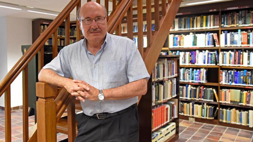 Rafael Rebolo, director del Instituto de Astrofísica de Canarias, en una de las salas de la biblioteca de su sede.