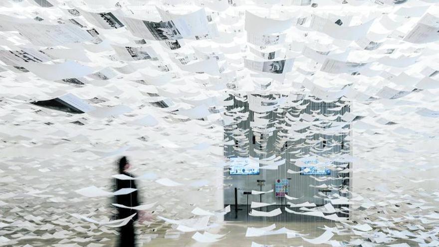 Sala principal del pabellón de España con la característica nube de porfolios. | IMAGEN SUBLIMINAL