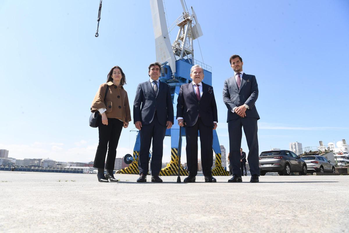 Santiago Pérez Torres (2d.) junto a sus hijos Beatriz Pérez Torres (1i.) y Santiago Pérez Torres (1d.) y el presidente de la Autoridad Portuaria de A Coruña, Martín Fernández Prado (2i.).