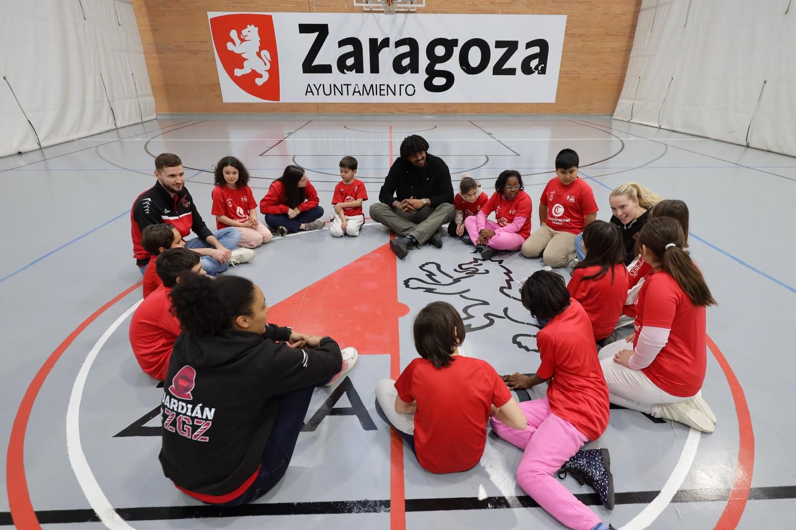 En imágenes | Visita del Casademont Zaragoza al Colegio Tenerías
