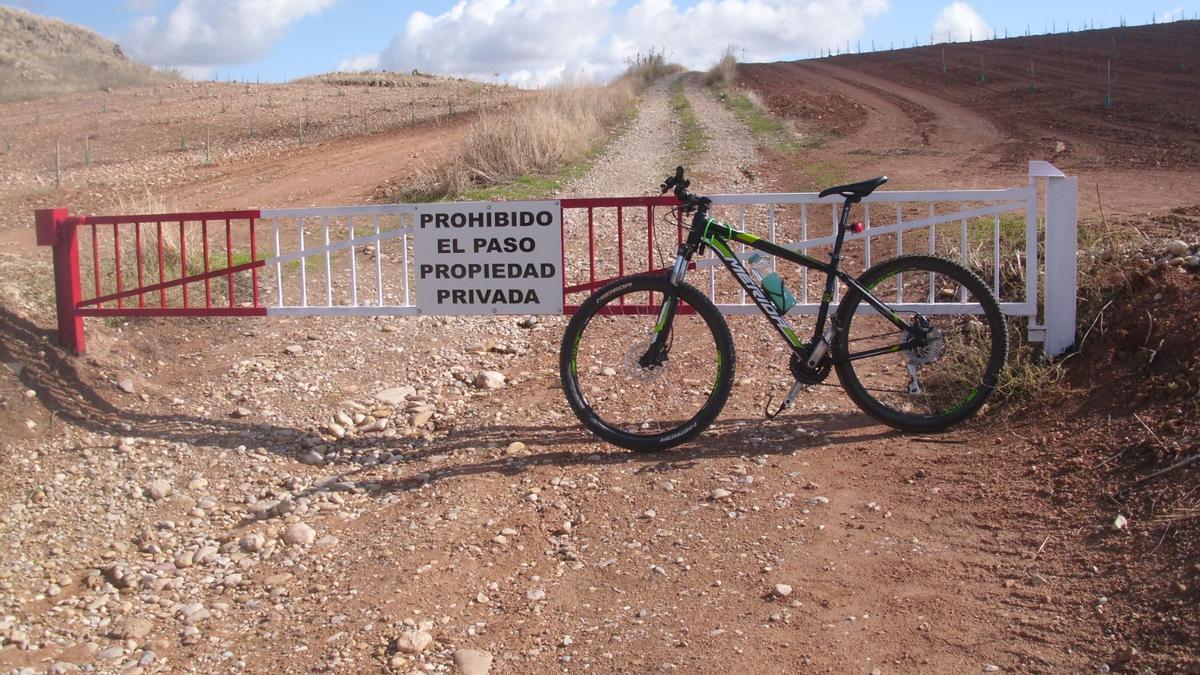 El tránsitoen el camino del Pozo de Baena está cortado por una barrera situada junto a la carretera de Fuentidueña CO-5201.