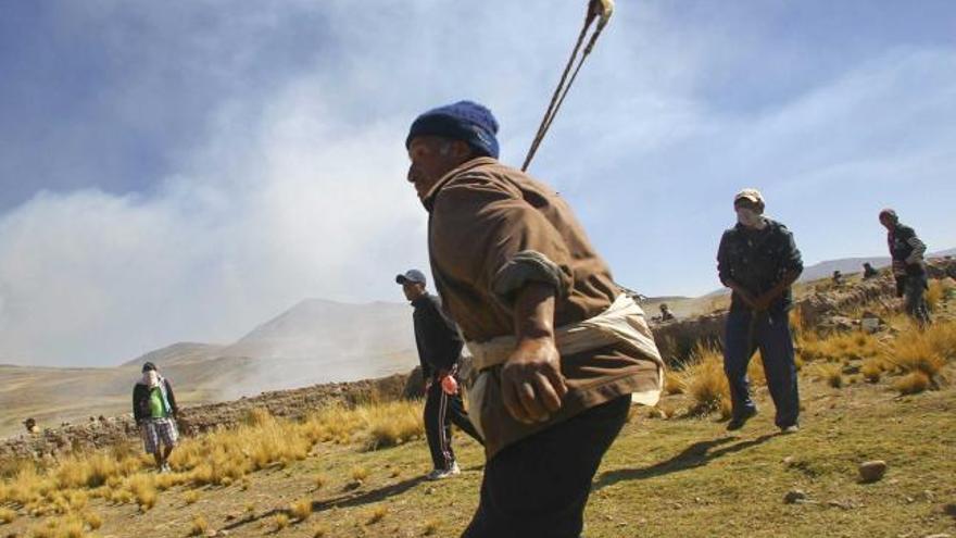 Habitantes de la provincia de Espinar, en la región de Cuzco, blandiendo hondas y piedras en uno de los choques que mantuvieron con la Policía.