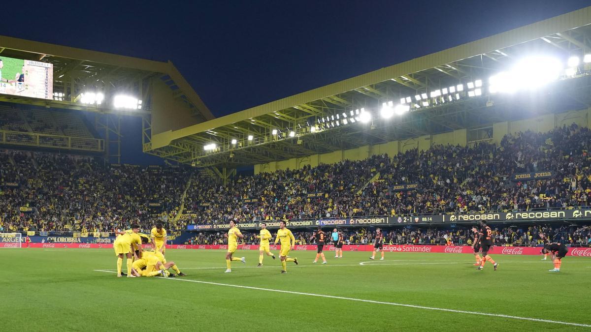El Villarreal ha jugado siempre en el mismo estadio, El Madrigal, reformado a la vez que el club crecía y ahora se llama La Cerámica.