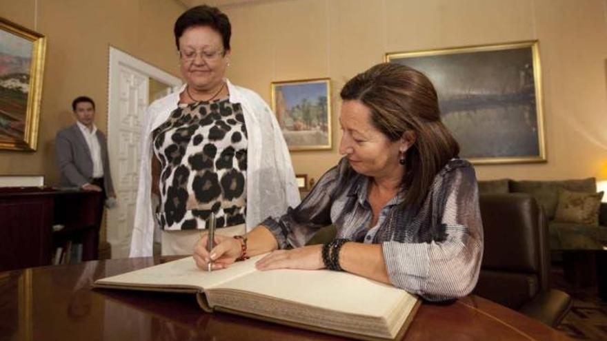 Maritina Hernández firma ayer en el libro de honor de la Diputación.