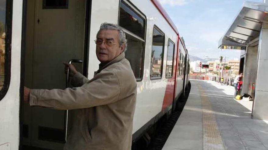 Un hombre subiendo al tren, en imagen de archivo.