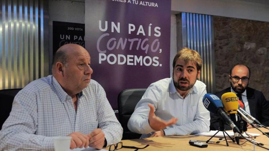 Por la izquierda, Manuel Benayas, representante del Bloque por Asturies; Daniel Ripa y el abogado Alberto Suárez.