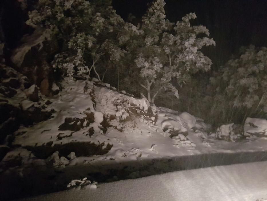 Schnee im Mallorca-Gebirge verursacht Staus